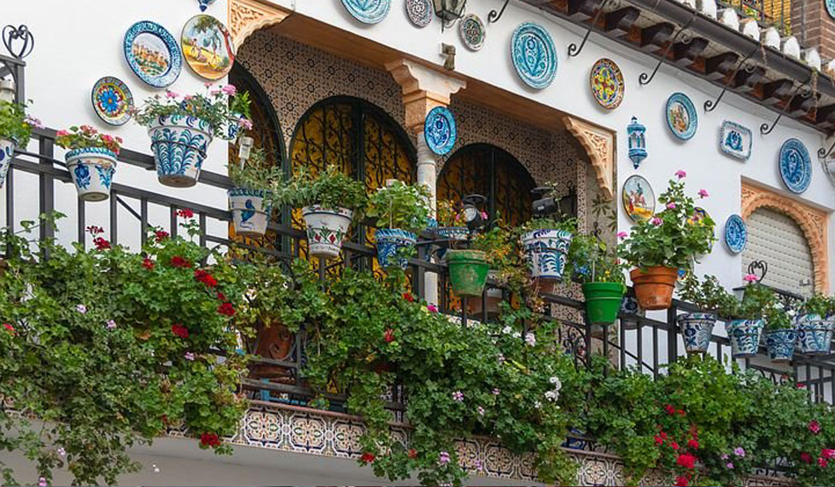 Balcón en Granada con flores y plantas
