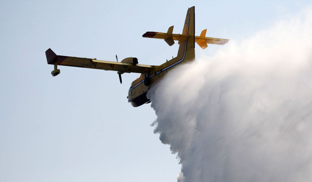 Hidroavión apagando un incendio